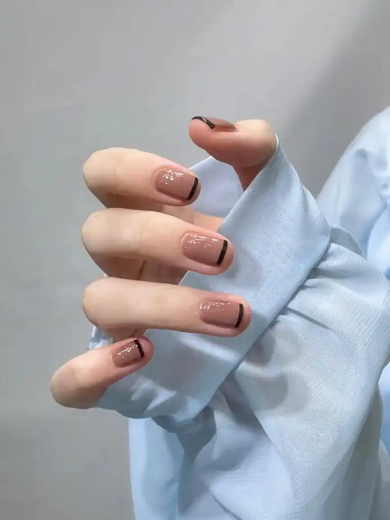 高级显白的奶咖色法式美甲