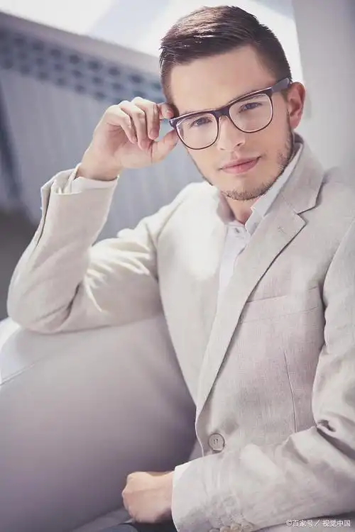 男士在选择眼镜框时,首要考虑的是如何平衡面部比例,让眼镜与脸型相得
