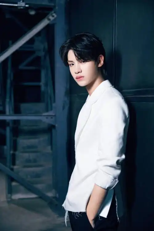 "黄明昊的几张照片!