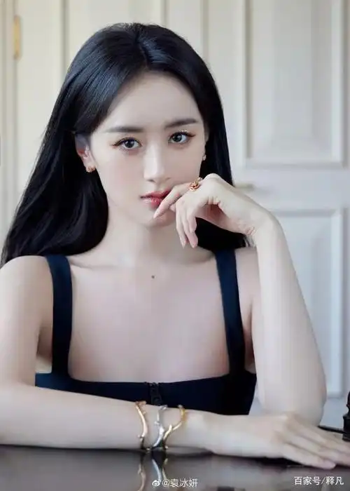 美女袁冰妍穿吊带衣裙超惊艳雪肤玉貌太性感撩人