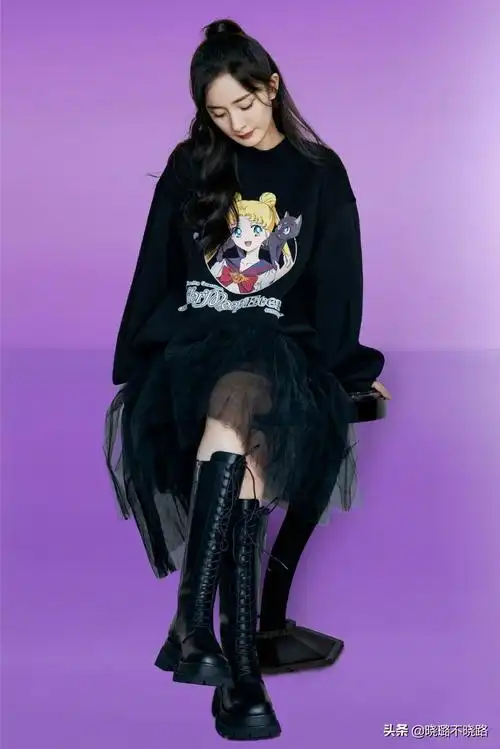 杨幂带火了一种穿法:"短外套 长靴",时髦显腿长,照着穿准美