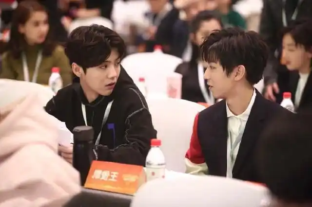 鹿晗王俊凯同框做了次"同学"