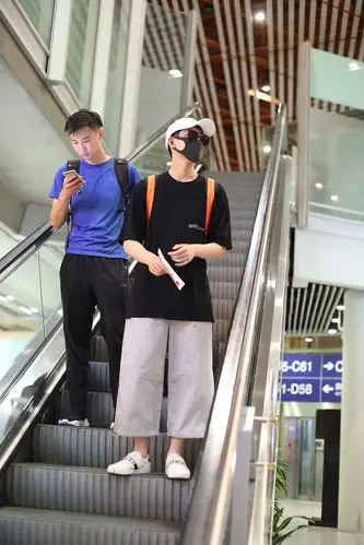 秦俊杰分手后首露面 随意穿搭身高变成一米五?