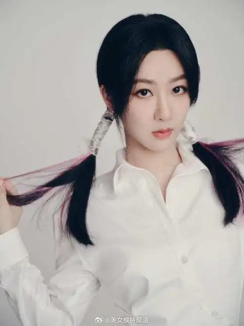 杨紫穿白色衬衫裙造型清新紫色挑染双马尾显俏皮可爱