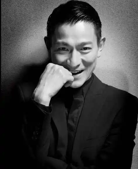 刘德华梳中分,手插裤兜帅气似小鲜肉!