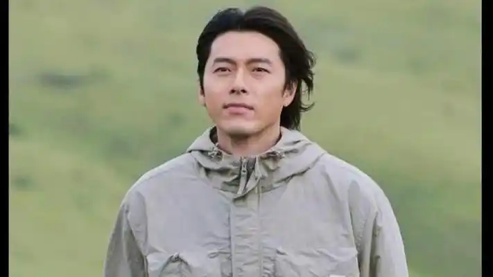 户外装扮完美诠释,玄彬梳着飘逸的发型,深邃眼神充满魅力