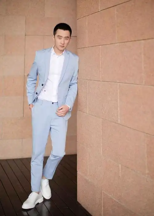 黄轩亮相两场品牌活动 浅色系西装尽显温润魅力