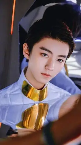 王俊凯晒掀起刘海的自拍照,并回应此前因长刘海上热搜一事,好皮