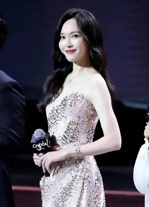 唐嫣武汉身穿粉色亮片亮片连衣裙出席活动,气质独特温柔优雅!