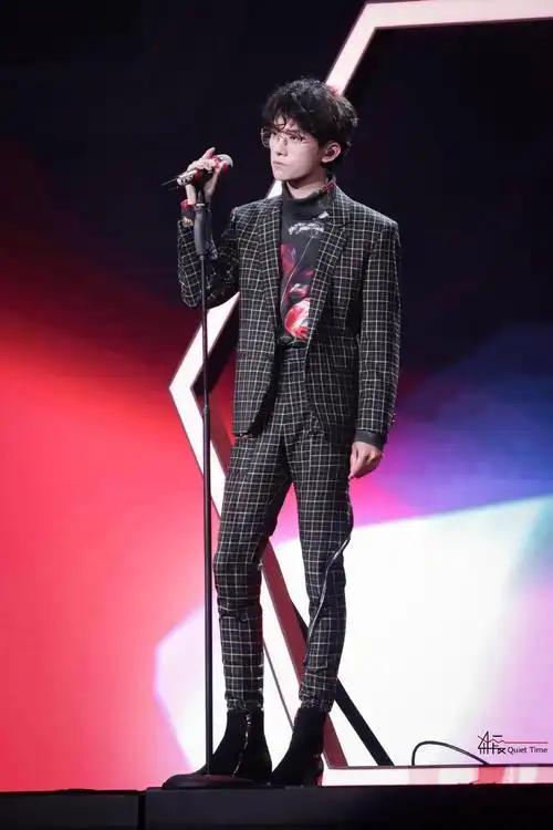 易烊千玺立麦杀合集舞台小王子魅力满分