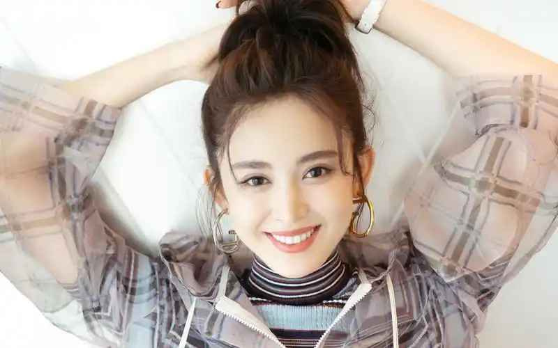 古力娜扎性感活动照高清桌面壁纸