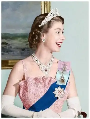 年轻时的英女王真的腰细吗?