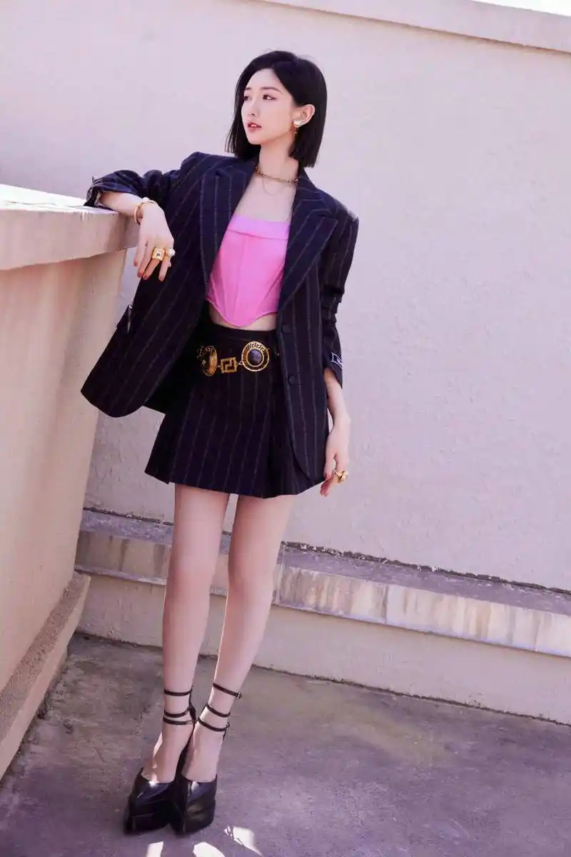 毛晓彤的腿可真直溜,酷姐路线也很好看