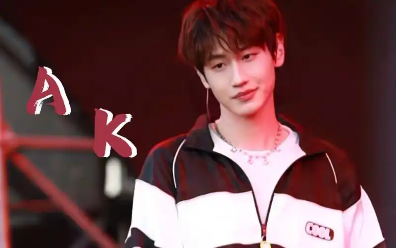 【ak刘彰】"他好像知道自己很帅"-李喋喋的小六啊-鸭鸭-哔哩哔哩视频