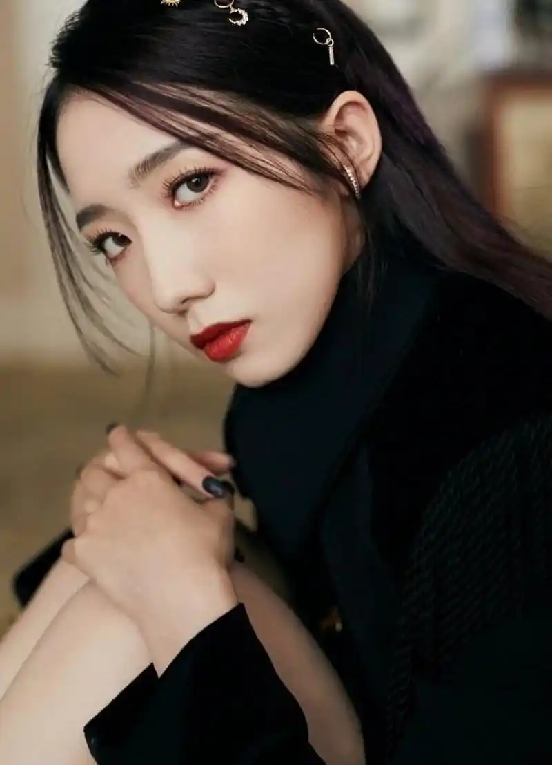 孟美歧制服look,真的帅到我了