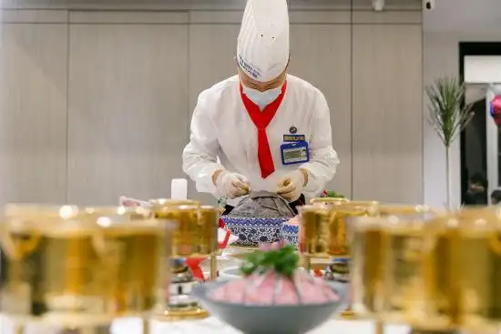 图为厨师私宴服务现场摆盘.周师兄重庆火锅供图