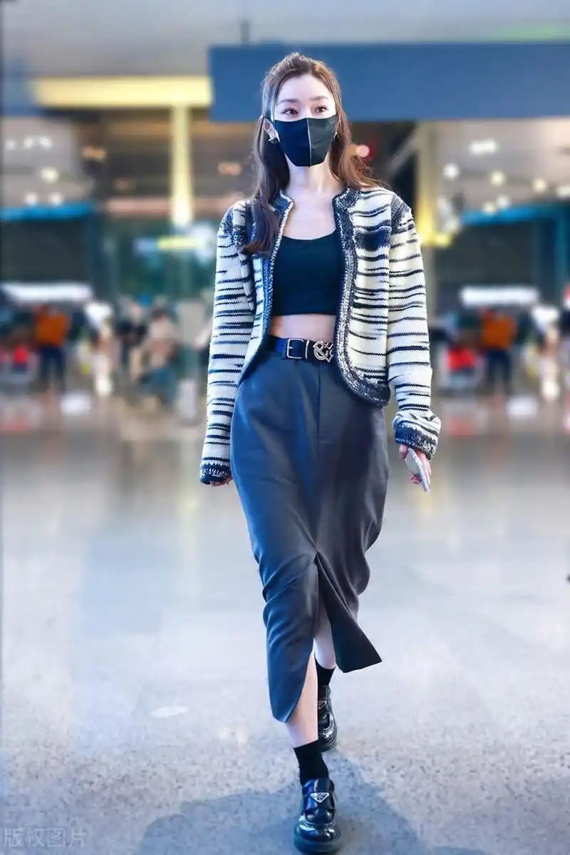宋轶机场街拍,条纹短外套 灰色西装裙 prada乐福鞋清新自在!