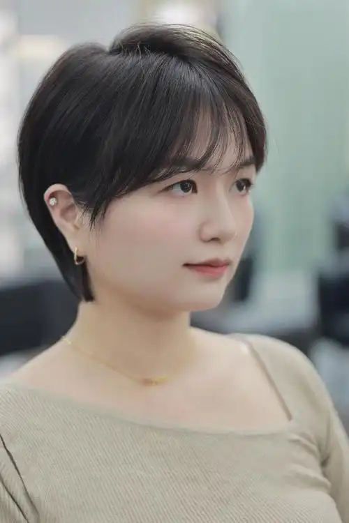 减龄蓬松的短发,适合圆脸方脸的女生