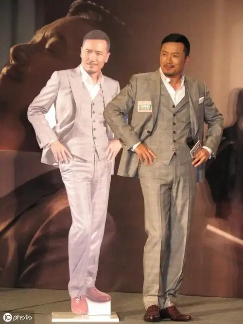 路人偶遇苗侨伟身高和走路姿势型到爆网友这身材苏神本苏了