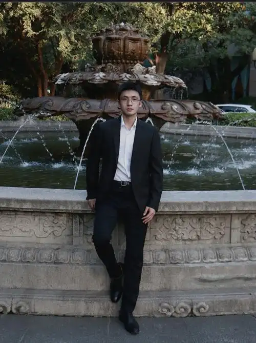 这枚正装帅哥也太"欲"了吧,好喜欢