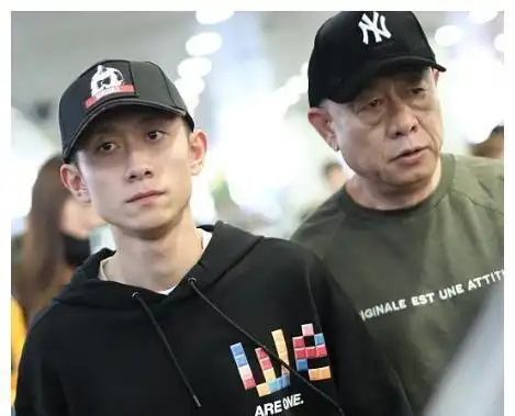 原创29岁张一山深夜去酒吧,身材消瘦包裹严实,喝得微醺走路需要搀扶