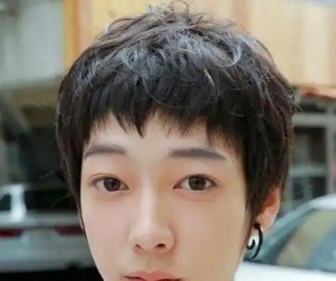 中分短发男侧面欣赏清爽又帅气