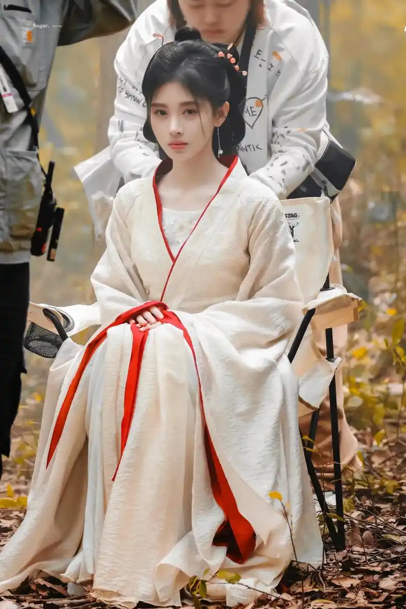 造型,像她早期和关晓彤一起演的《九州天空城》里面的雪飞霜就很好看