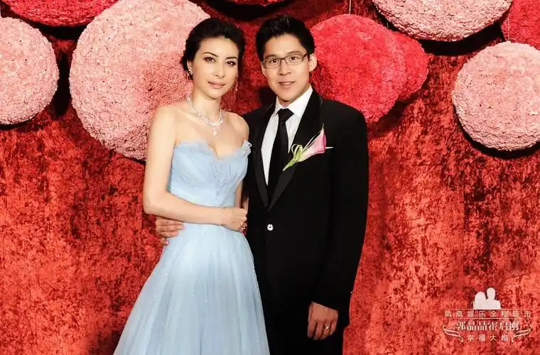 直击:郭晶晶霍启刚南沙婚宴新人甜蜜合影