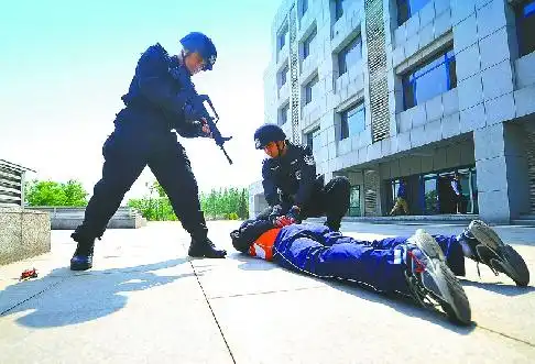 济南特警进行防暴恐实战演练 一枪毙"歹徒"性命