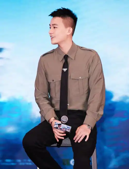 欧豪中国机长临危不惧演绎民航英雄路演获封好惨一男的