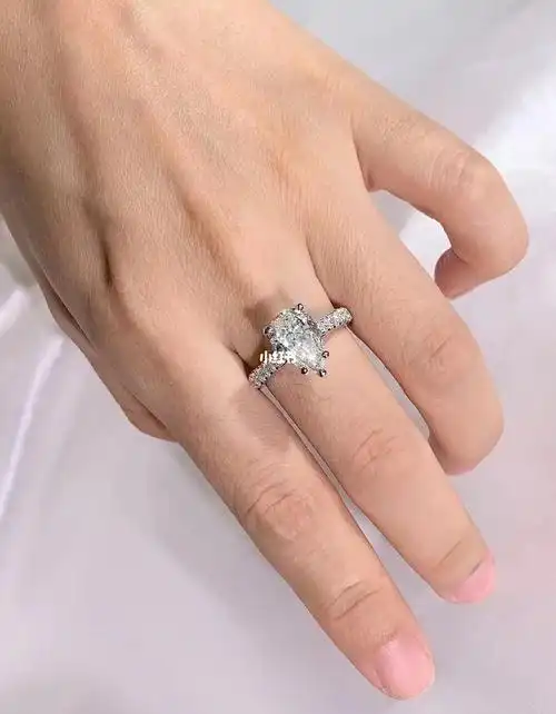 3克拉水滴上手_钻戒_婚姻_婚戒定制_钻石_结婚钻戒_婚嫁_婚礼造型