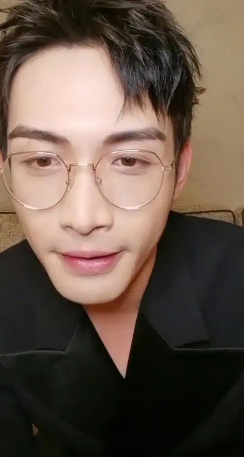 张彬彬直播截图#张彬彬今日直播,给粉丝唱歌好暖好好听戴眼镜的北彬