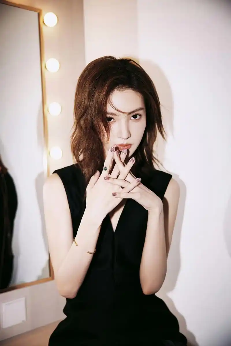 金晨# 短发真的很酷,眼神杀很a,女人帅起来没男的什么事啦!