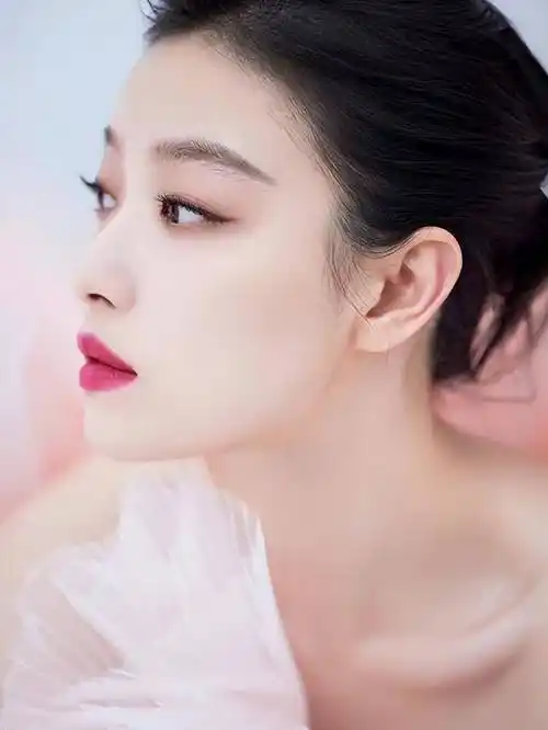 倪妮,1988年8月8日出生于江苏省南京市,毕业于我们传媒大学南广学院