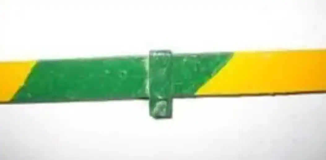 接地扁铁的黄绿漆间距