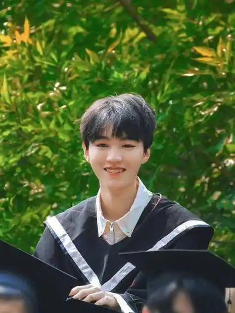 王俊凯查无此人,买上热搜