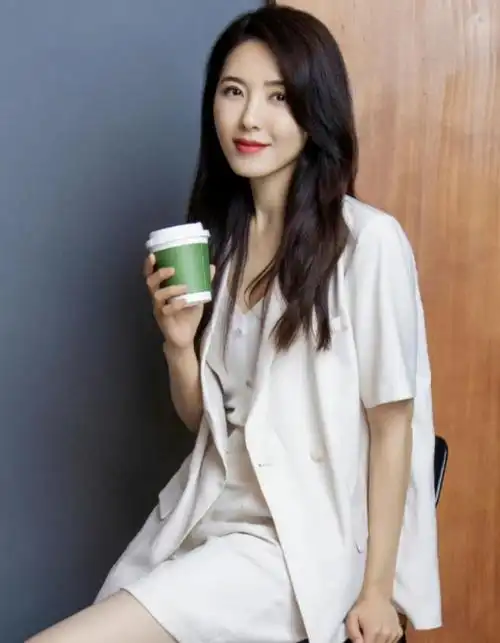 回顾曾黎:父亲离世是她的遗憾,家庭破碎的阴影让她至今单身