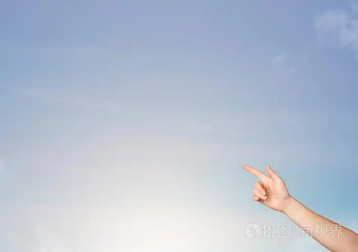 在蓝蓝的天空copyspace瞄准手
