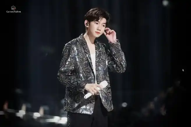 王源超话#王源加盟湖南卫视跨年晚会#2021还有四十分钟结束,祝大家在