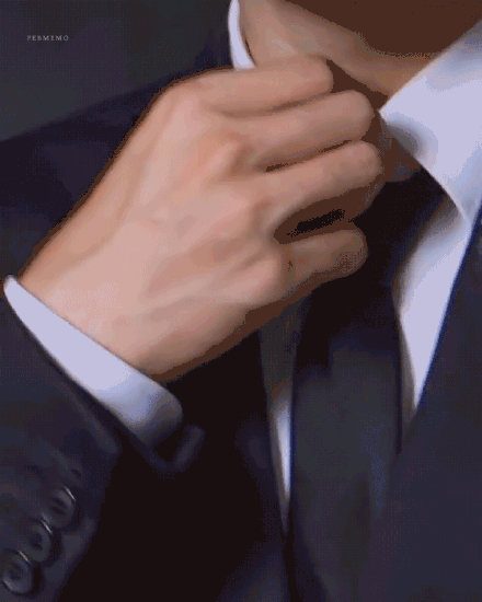 单手操作大师易烊千玺#霸道易总,单手扯领带也太撩了吧