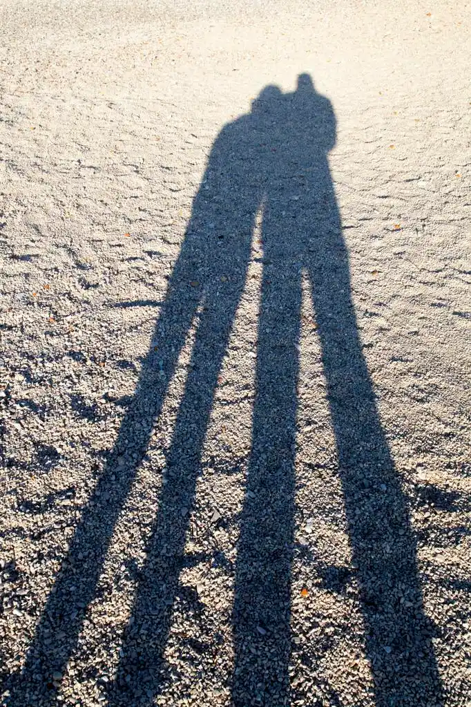 沙滩上的阴影,长长的影子,这对夫妇在沙滩上