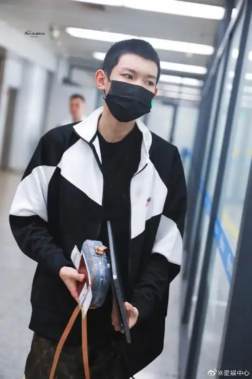 王源寸头# 源哥的新板寸干净利落,焕然一. 来自星娱中心 - 微博