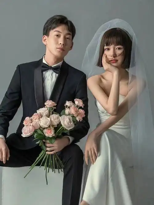 真实客片简简单单的室内婚纱照也很高级