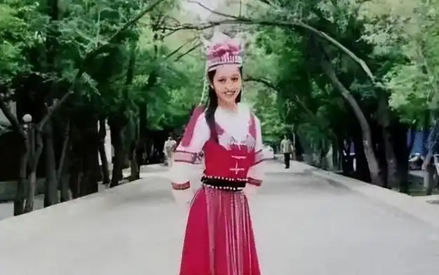 我们有幸回顾佟丽娅小时候的照片,那时的她正处于成长的阶段.