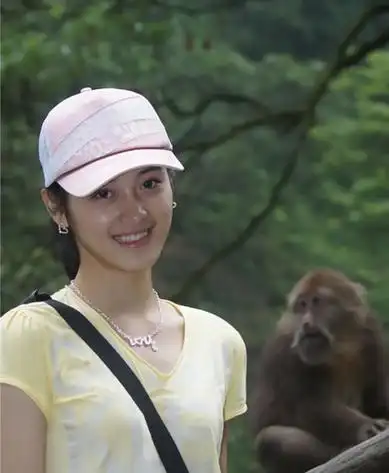 春晚小宫女肖婷佳爆红 清纯生活照胜于谋女郎