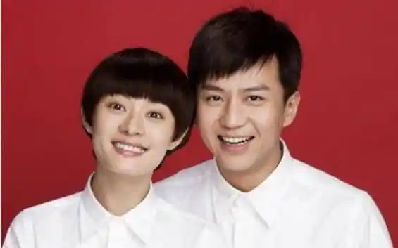 结婚证件照,大家都是红底白衬衫,他俩黑衬衫却被羡慕了_赵丽颖_冯绍峰