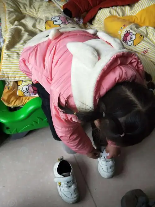 我会自己脱鞋子睡觉哦!