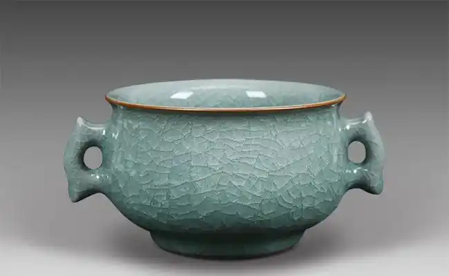 陶瓷工艺    除了在制作时通过一些方法让哥窑瓷器表面形成冰裂纹