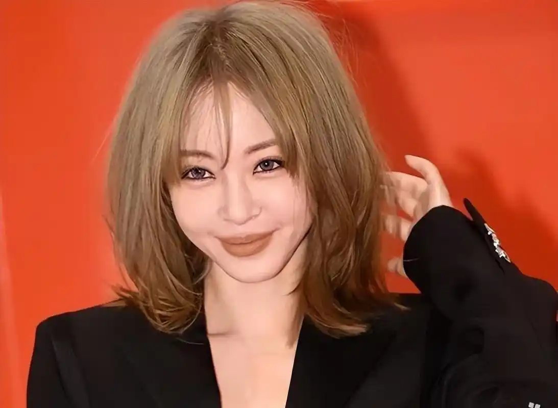 不生子 早前,韩国女星韩艺瑟在个人频道晒出与指定婚礼摄影师的合影