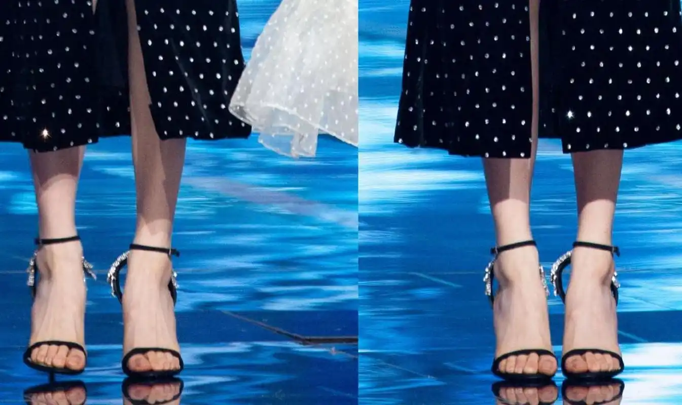 杨超越黑色一字带高跟鞋,美足如玉,步履间尽显魅力.